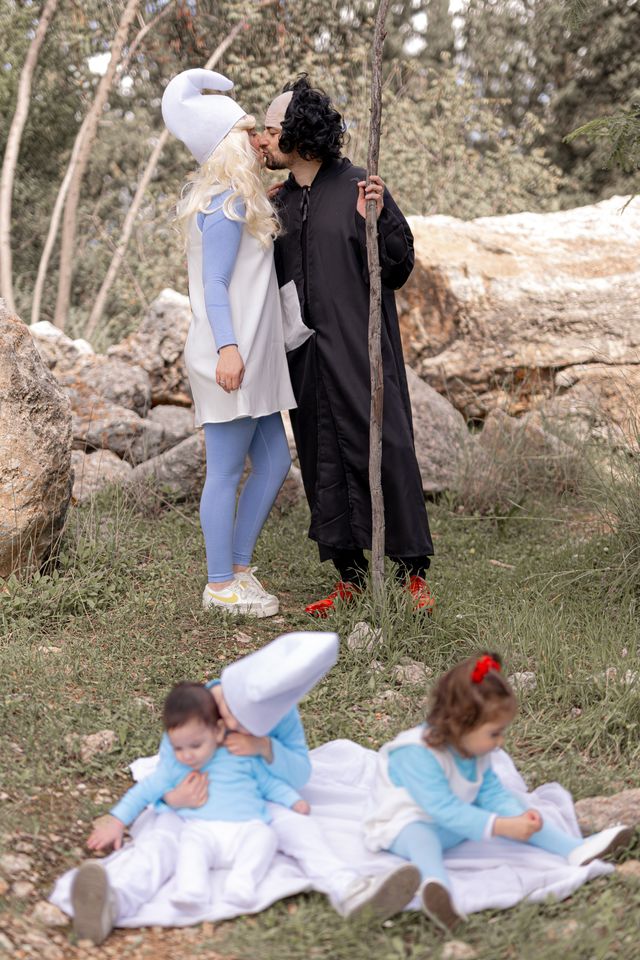 משפחה מחופשת לדרדסים ולגרגמל ביער